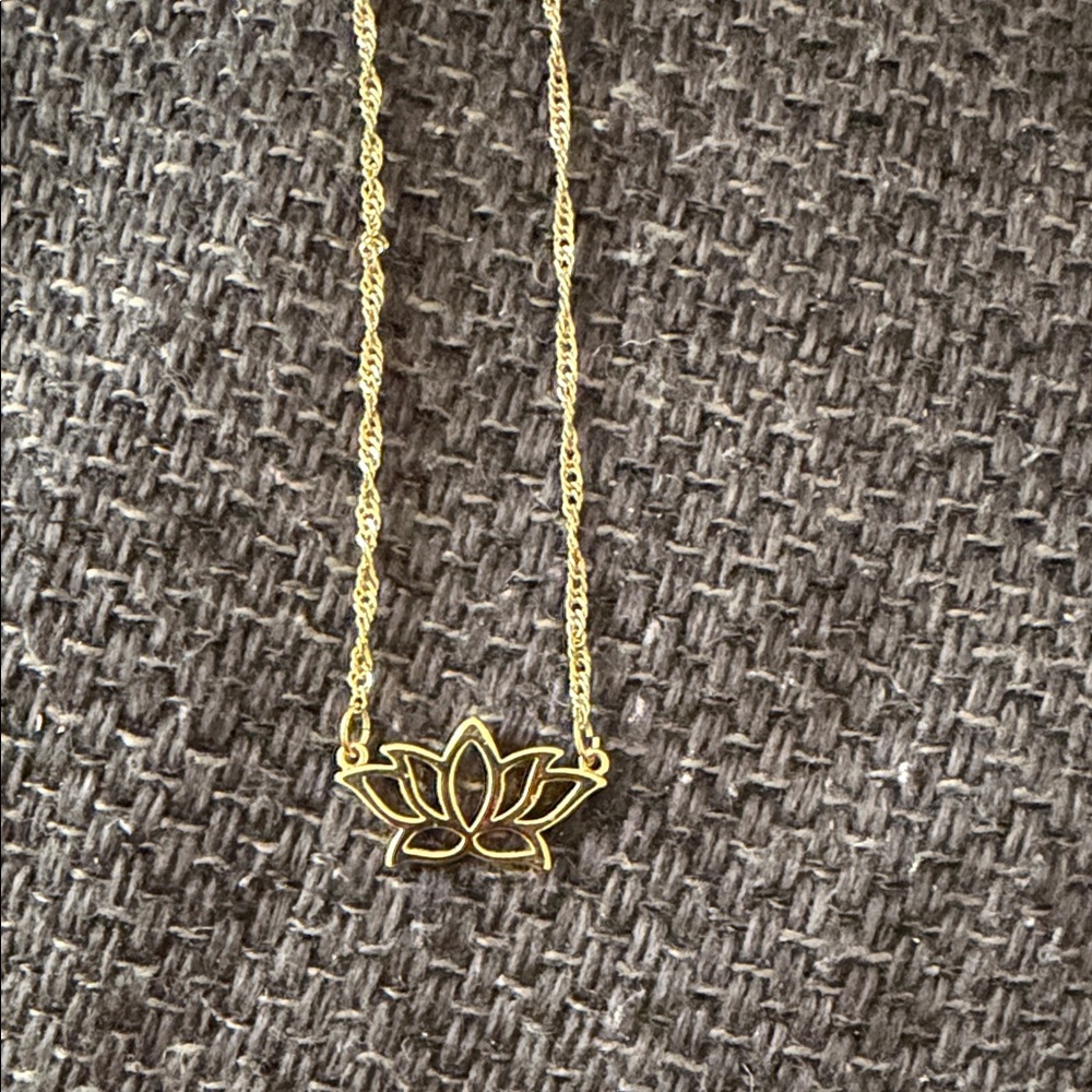 Elegant Gold Lotus Necklace